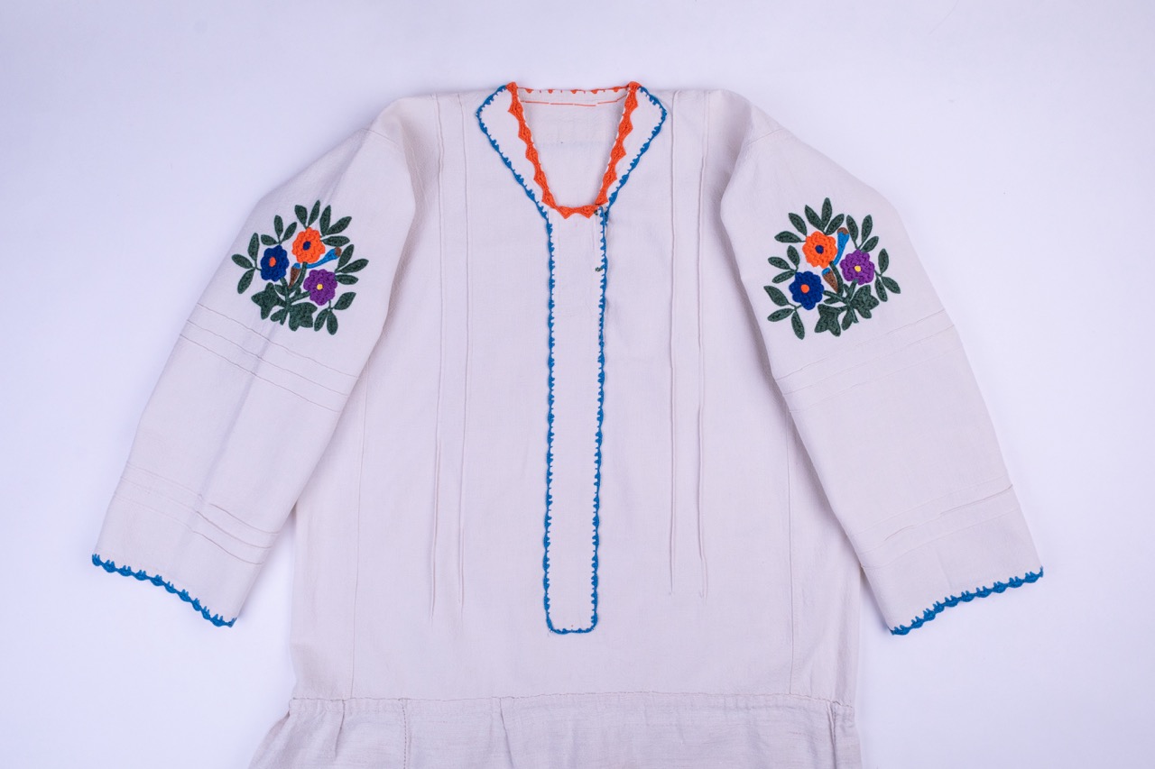 Жіноча вишита сорочка